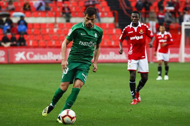 Geraldes conduce el balón en un lance del encuentro. 