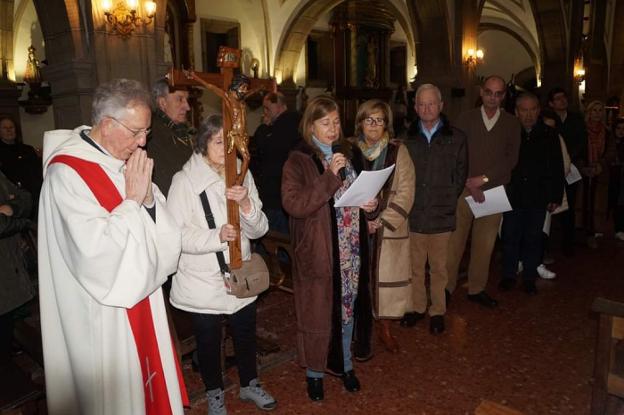 Candás. María Teresa Álvarez lee el texto de la estación dedicada a la Verónica. 