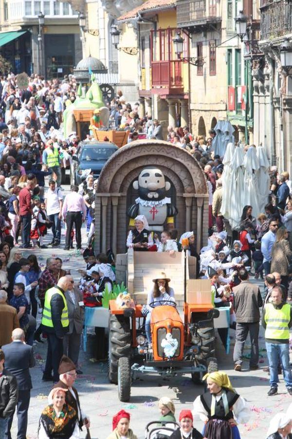 Las fiestas de El Bollo comenzaron este domingo con la lectura del pregón en la plaza de España y el primer desfile de carrozas por las calles del centro de la ciudad, abarrotadas de público en una jornada calurosa