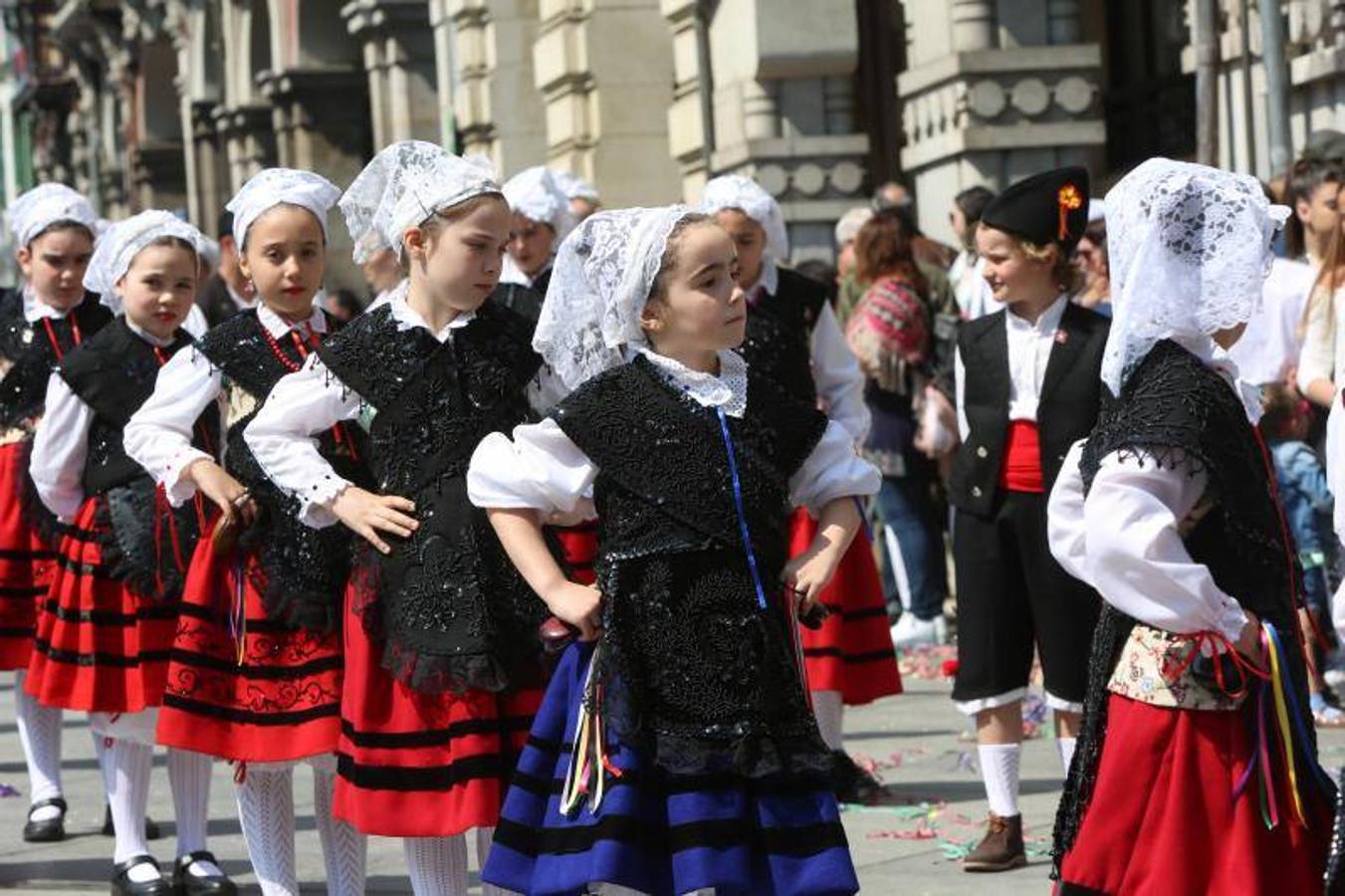 Las fiestas de El Bollo comenzaron este domingo con la lectura del pregón en la plaza de España y el primer desfile de carrozas por las calles del centro de la ciudad, abarrotadas de público en una jornada calurosa