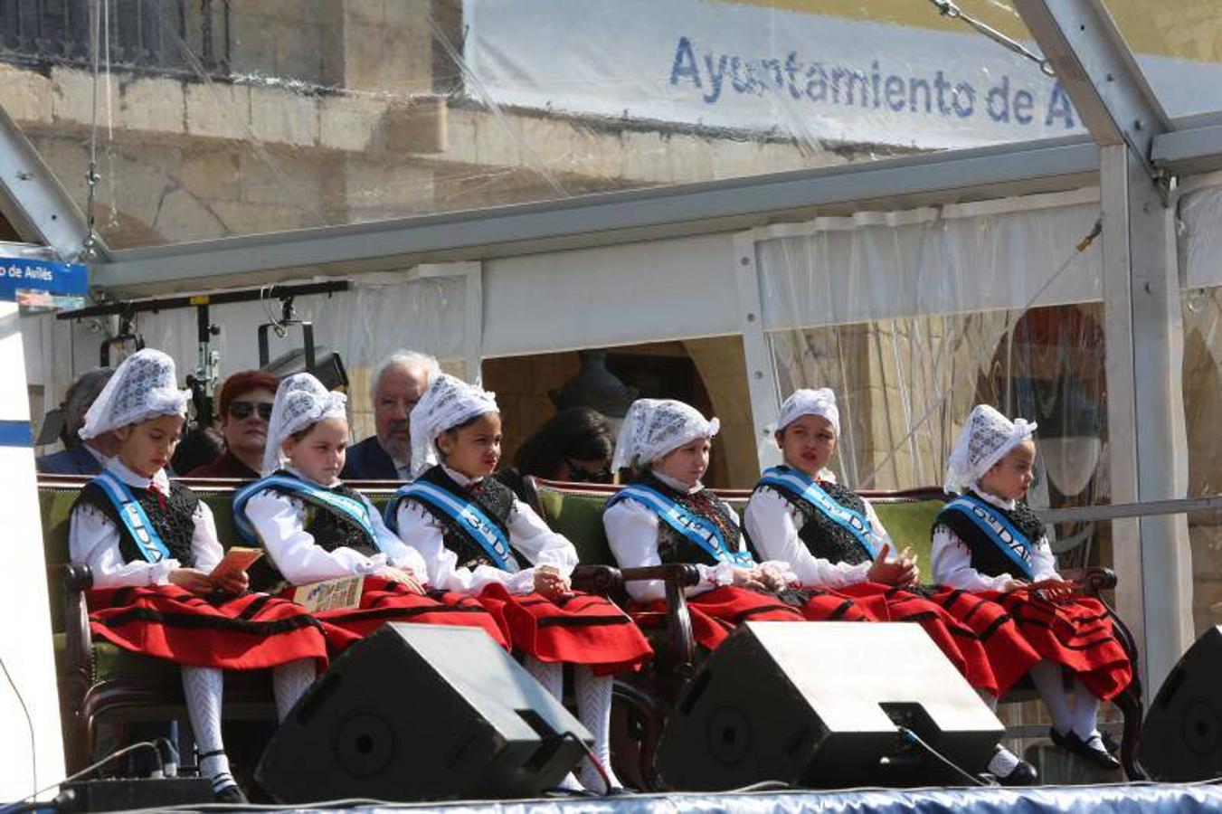 Las fiestas de El Bollo comenzaron este domingo con la lectura del pregón en la plaza de España y el primer desfile de carrozas por las calles del centro de la ciudad, abarrotadas de público en una jornada calurosa