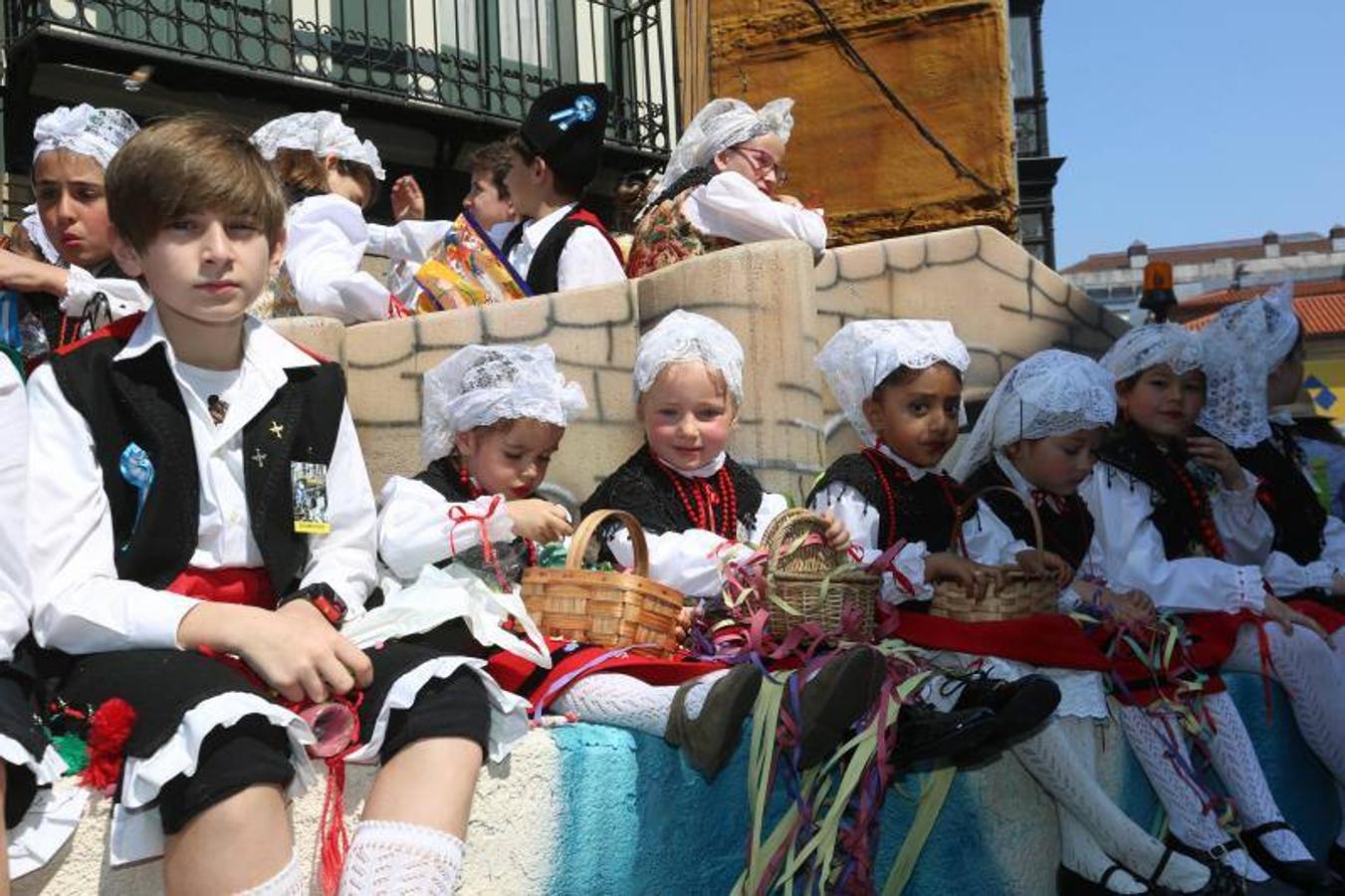 Las fiestas de El Bollo comenzaron este domingo con la lectura del pregón en la plaza de España y el primer desfile de carrozas por las calles del centro de la ciudad, abarrotadas de público en una jornada calurosa