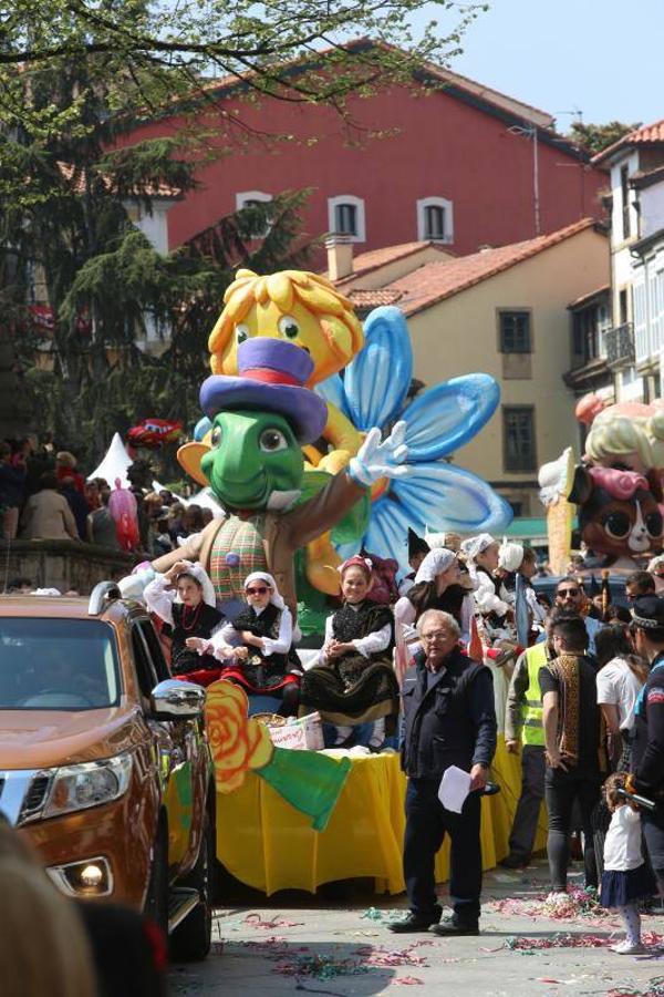 Las fiestas de El Bollo comenzaron este domingo con la lectura del pregón en la plaza de España y el primer desfile de carrozas por las calles del centro de la ciudad, abarrotadas de público en una jornada calurosa