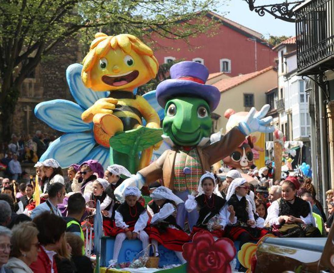 Las fiestas de El Bollo comenzaron este domingo con la lectura del pregón en la plaza de España y el primer desfile de carrozas por las calles del centro de la ciudad, abarrotadas de público en una jornada calurosa