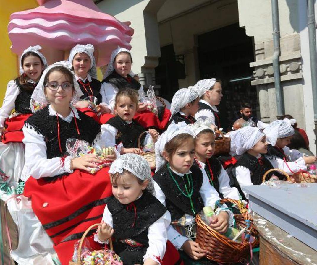 Las fiestas de El Bollo comenzaron este domingo con la lectura del pregón en la plaza de España y el primer desfile de carrozas por las calles del centro de la ciudad, abarrotadas de público en una jornada calurosa