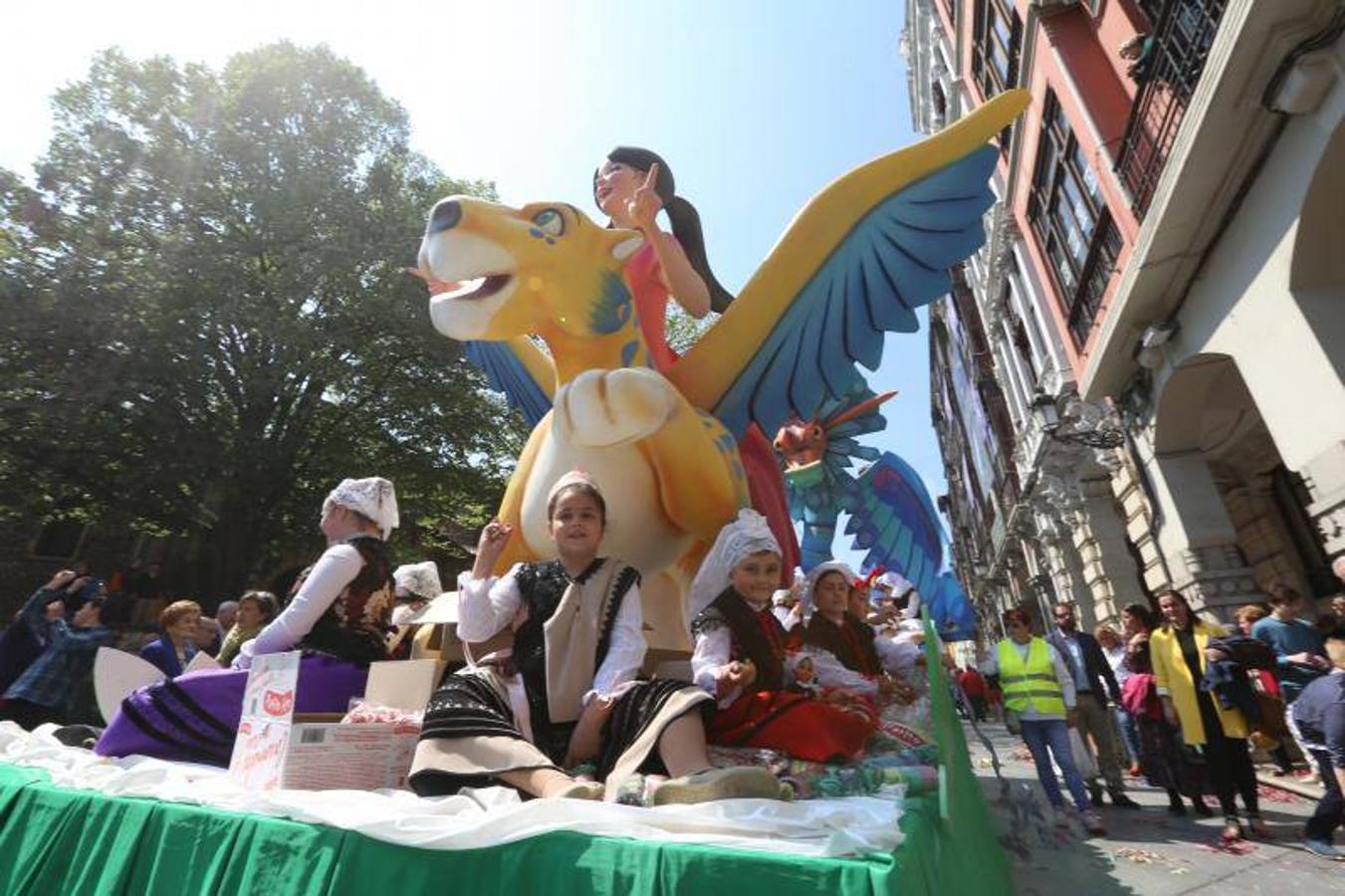 Las fiestas de El Bollo comenzaron este domingo con la lectura del pregón en la plaza de España y el primer desfile de carrozas por las calles del centro de la ciudad, abarrotadas de público en una jornada calurosa