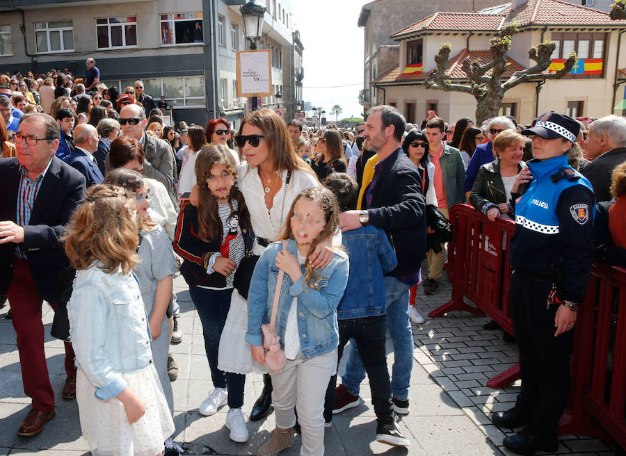 La actriz asturiana ha disfrutado de la procesión este domingo por la mañana en compañía de su hija. Muchos de los vecinos de la localidad han querido saludar a la candasina.