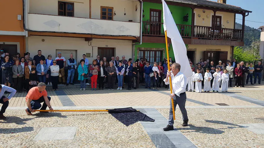 La plaza empedrada de Piantón acogió un Domingo de Pascua más una de las elebraciones más antiguas de la comarca: el bandeo de pendones.