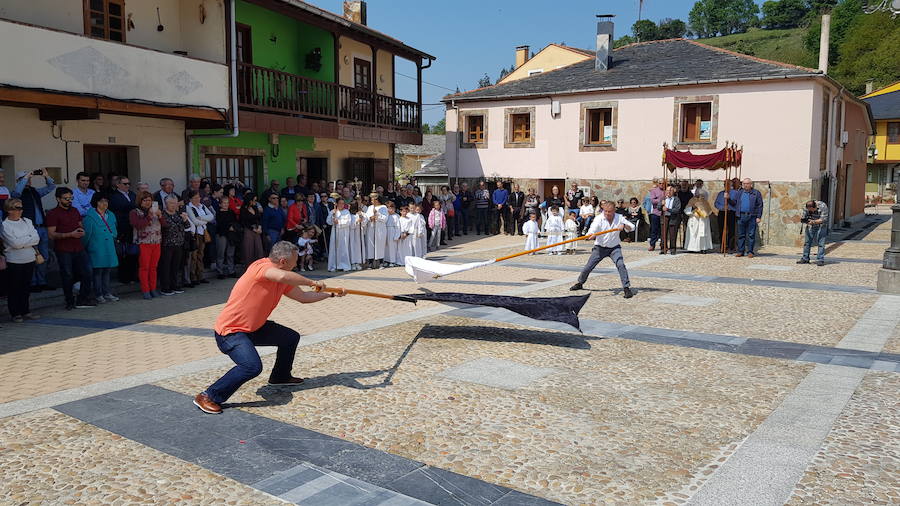 La plaza empedrada de Piantón acogió un Domingo de Pascua más una de las elebraciones más antiguas de la comarca: el bandeo de pendones.