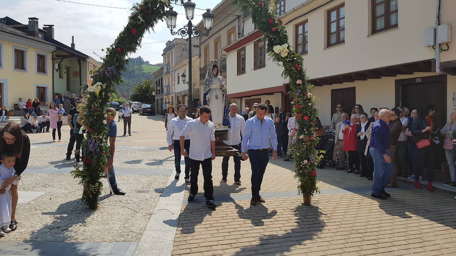 La plaza empedrada de Piantón acogió un Domingo de Pascua más una de las elebraciones más antiguas de la comarca: el bandeo de pendones.