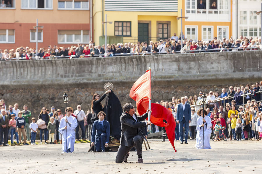 La Procesión de la Venia en la Playa de La Ribera en Luanco (Asturias) ha recreado un año más el encuentro entre la Virgen y el hijo en el Domingo de Pascua.