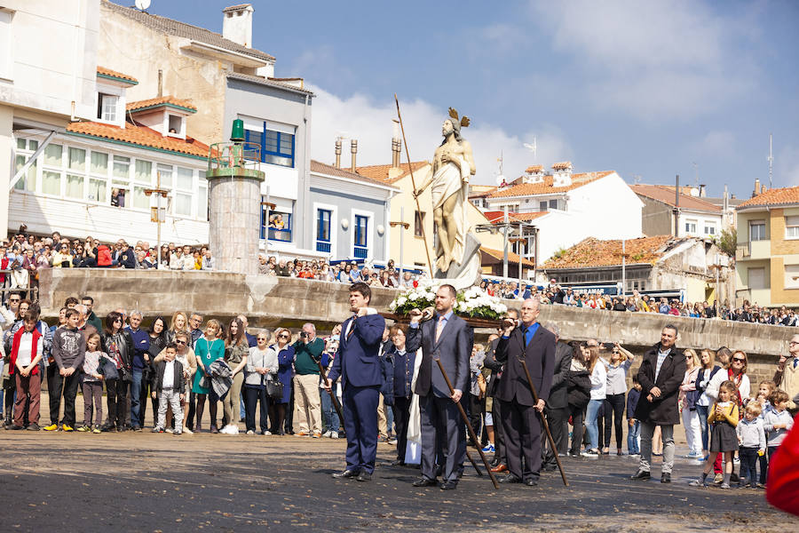 La Procesión de la Venia en la Playa de La Ribera en Luanco (Asturias) ha recreado un año más el encuentro entre la Virgen y el hijo en el Domingo de Pascua.