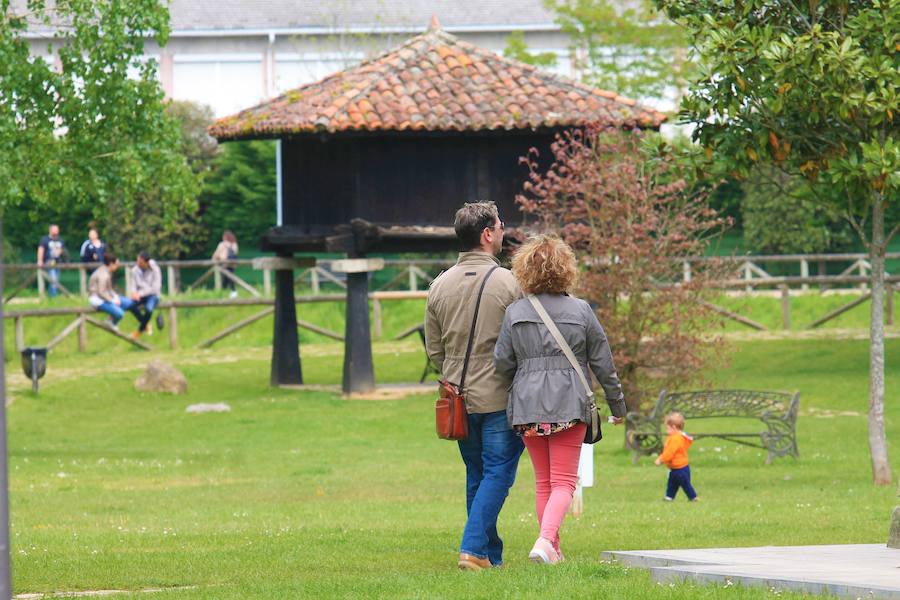 El Principado tuvo un tiempo de lo más agradable durante la jornada del Viernes Santo. Puntos de gran afluencia turística, como Gijón o Los Lagos de Covadonga se llenaron de visitantes