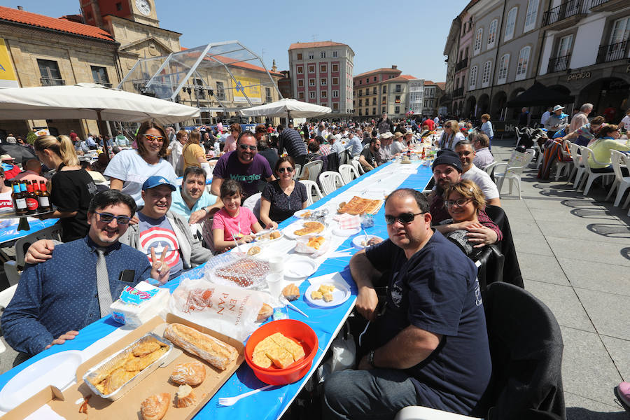 Avilés se vuelca con la Comida en la calle y miles de personas salen a celebrar la jornada festiva