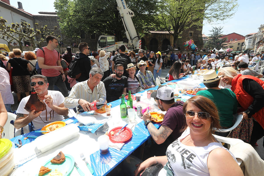 Avilés se vuelca con la Comida en la calle y miles de personas salen a celebrar la jornada festiva