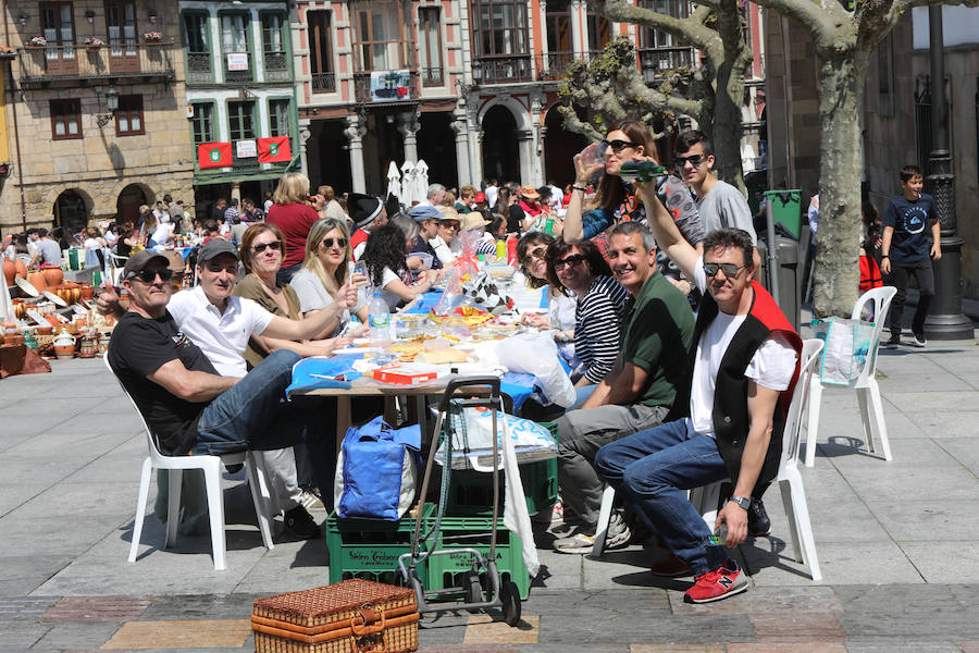 Avilés se vuelca con la Comida en la calle y miles de personas salen a celebrar la jornada festiva