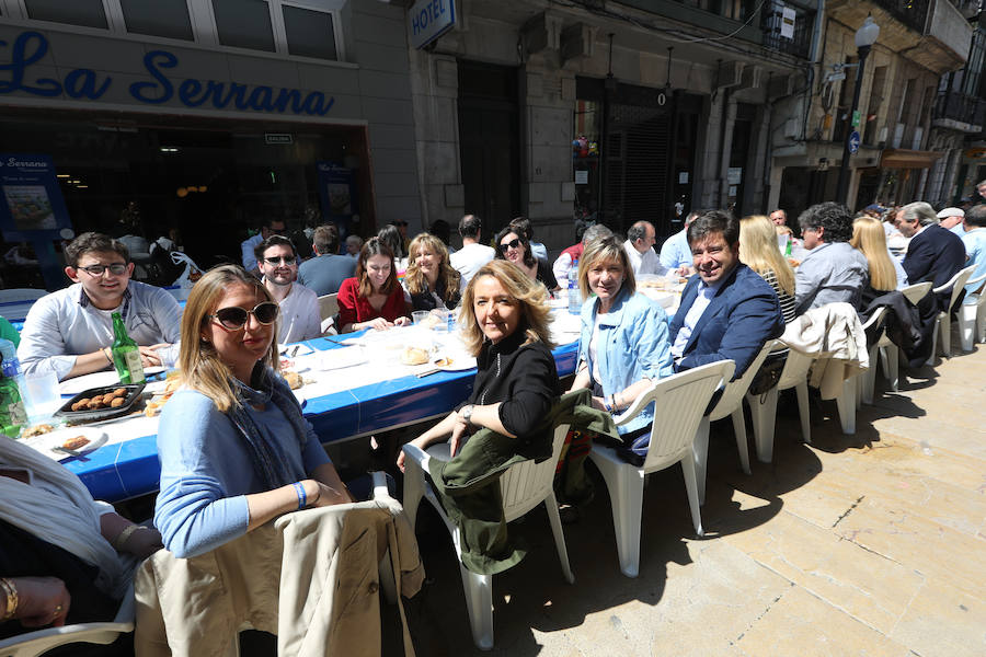 Avilés se vuelca con la Comida en la calle y miles de personas salen a celebrar la jornada festiva