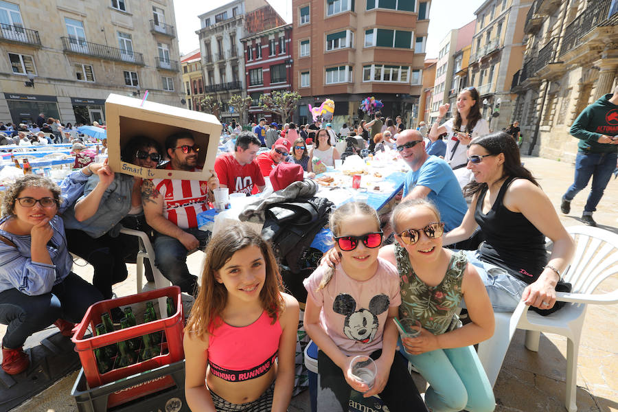 Miles de personas disfrutan de la Comida en la calle de Avilés