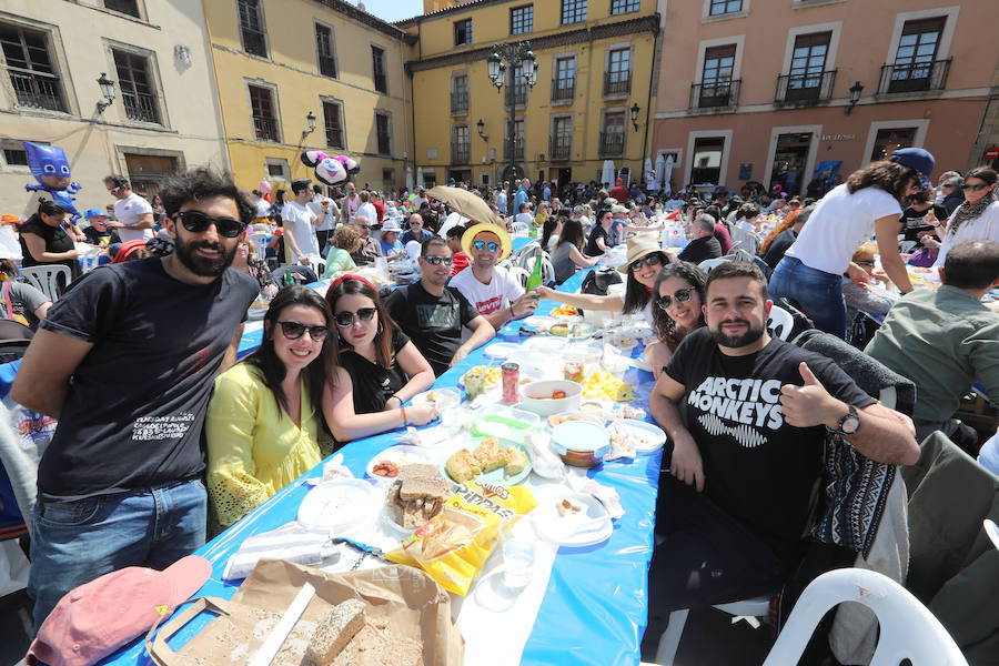 Miles de personas disfrutan de la Comida en la calle de Avilés