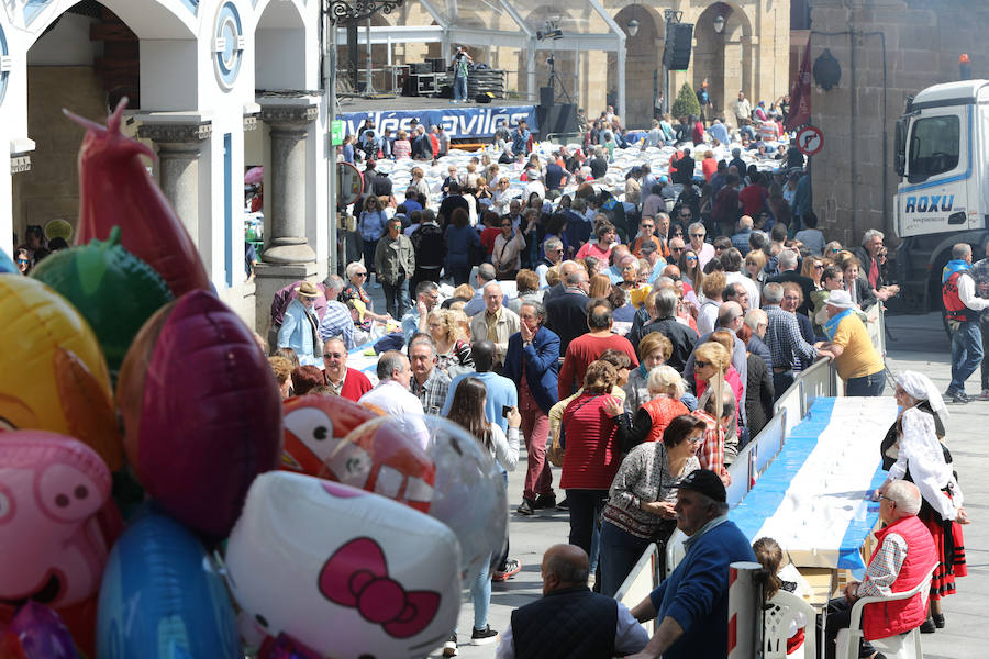 Miles de personas disfrutan de la Comida en la calle de Avilés