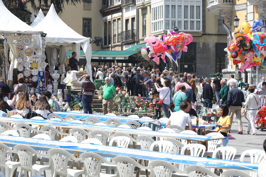 Miles de personas disfrutan de la Comida en la calle de Avilés