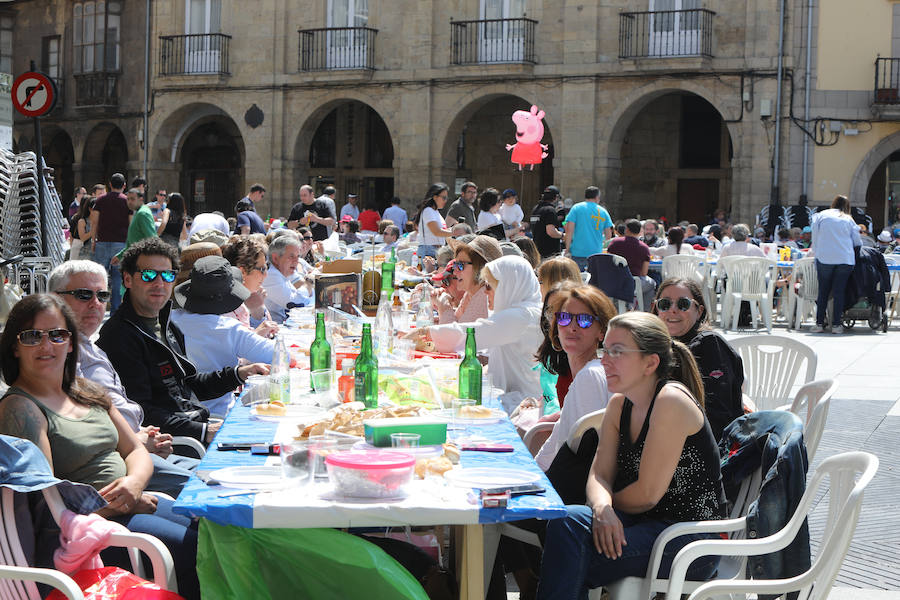 Miles de personas disfrutan de la Comida en la calle de Avilés