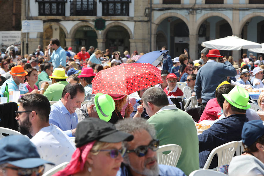 Miles de personas disfrutan de la Comida en la calle de Avilés