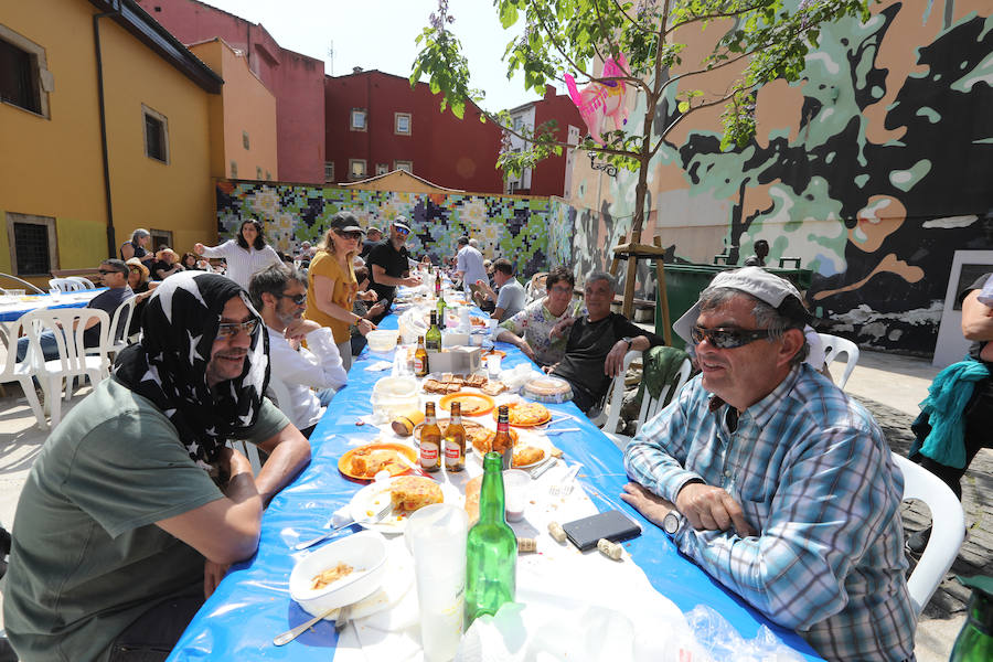 Miles de personas disfrutan de la Comida en la calle de Avilés