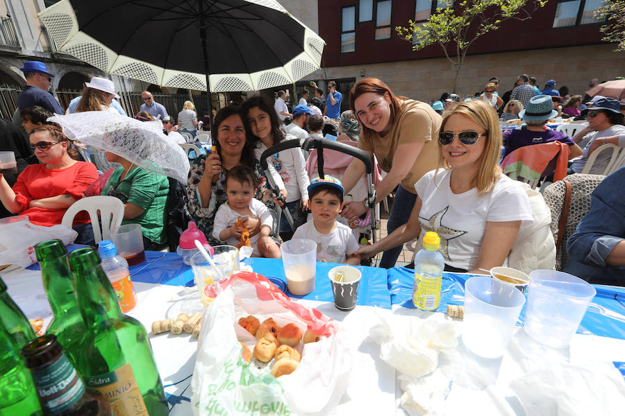 Miles de personas disfrutan de la Comida en la calle de Avilés