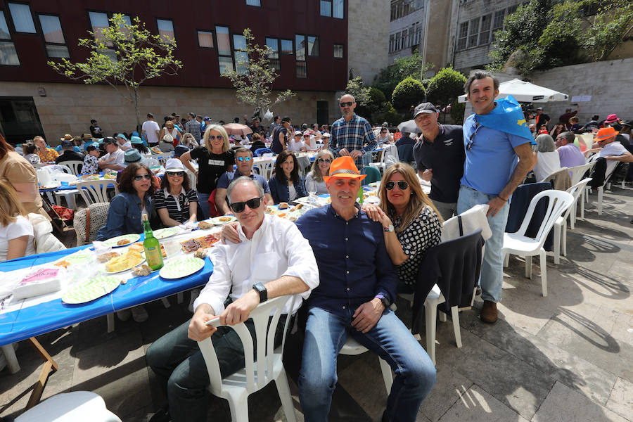 Miles de personas disfrutan de la Comida en la calle de Avilés