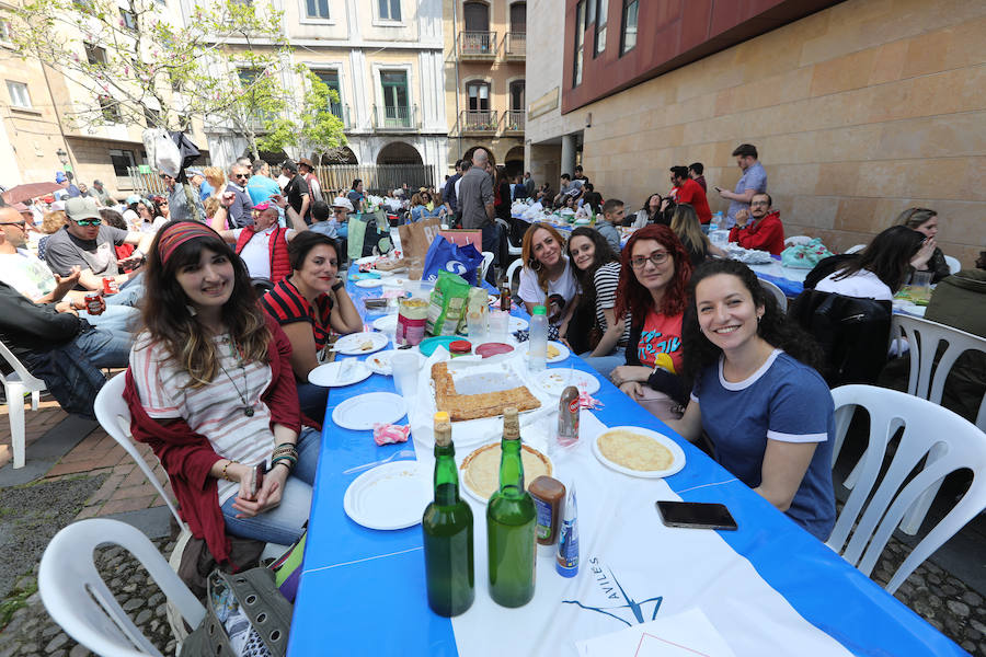 Miles de personas disfrutan de la Comida en la calle de Avilés