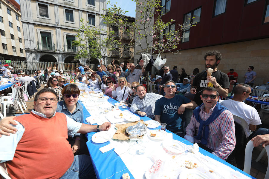 Miles de personas disfrutan de la Comida en la calle de Avilés