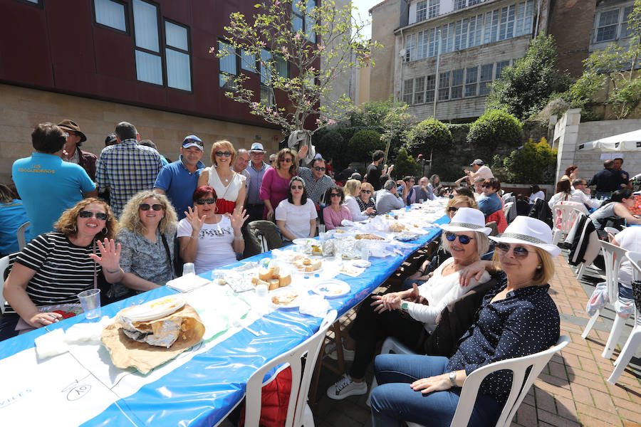 Miles de personas disfrutan de la Comida en la calle de Avilés