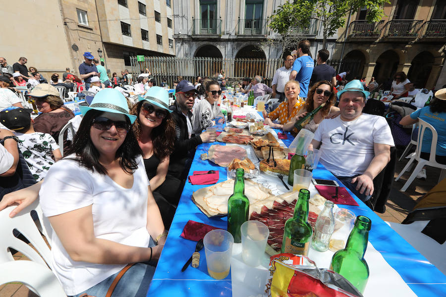 Miles de personas disfrutan de la Comida en la calle de Avilés