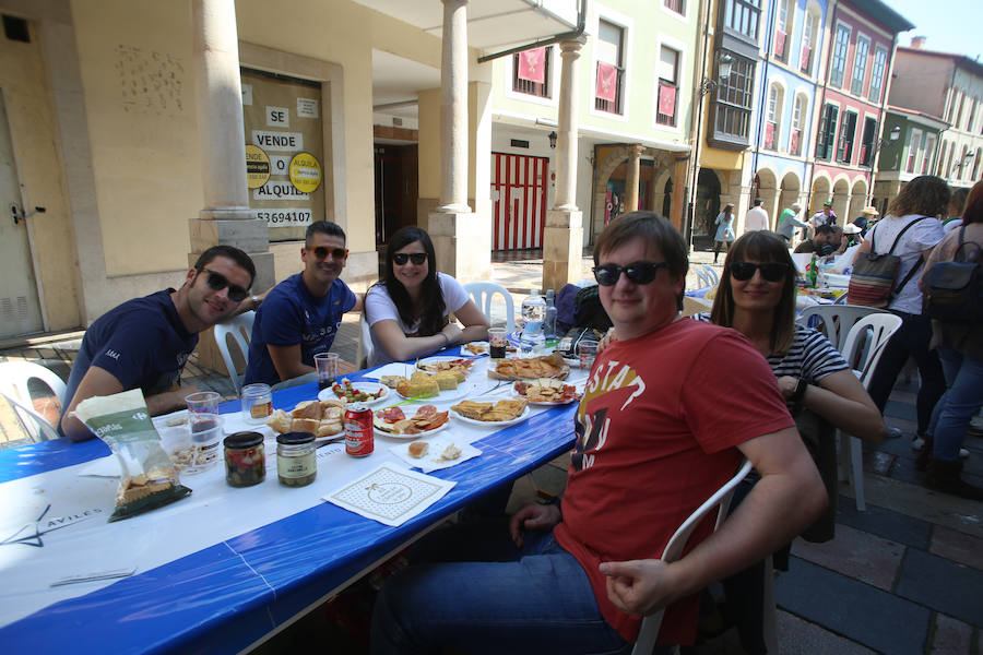 El sol ha permitido a miles de avilesinos disfrutar de una animada comida en la calle