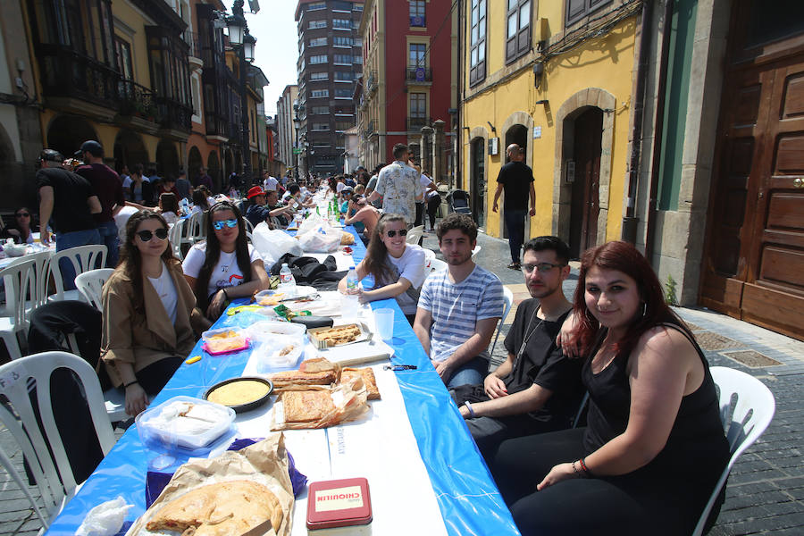 El sol ha permitido a miles de avilesinos disfrutar de una animada comida en la calle