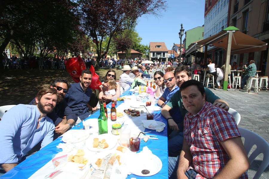 El sol ha permitido a miles de avilesinos disfrutar de una animada comida en la calle