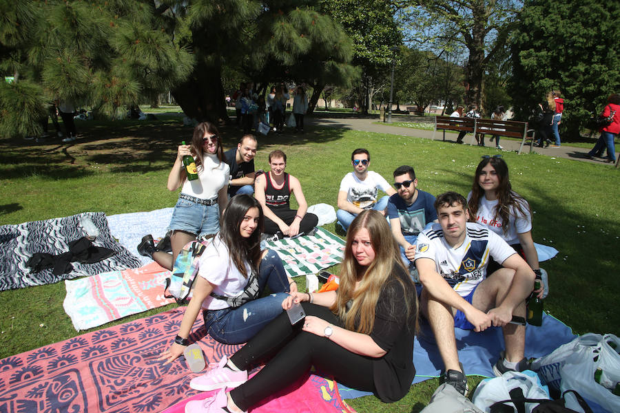 Miles de personas disfrutan de la Comida en la calle de Avilés en numerosos puntos de la ciudad. Uno de los puntos importantes, el parque de Ferrera