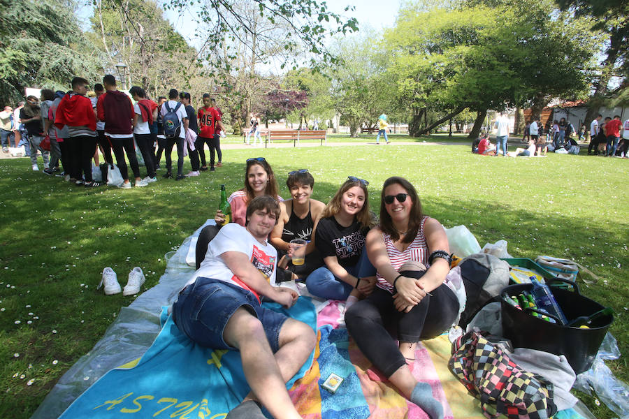 Miles de personas disfrutan de la Comida en la calle de Avilés en numerosos puntos de la ciudad. Uno de los puntos importantes, el parque de Ferrera