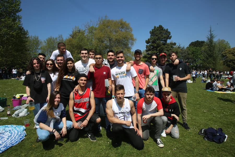 Miles de personas disfrutan de la Comida en la calle de Avilés en numerosos puntos de la ciudad. Uno de los puntos importantes, el parque de Ferrera