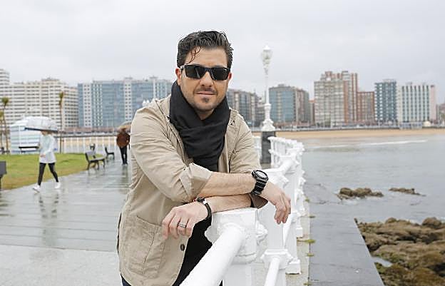 Nicolas Villanueva, con Gijón a sus espaldas, peinado por Delmiro peluqueros para las fotos. Debajo, con su moto. 