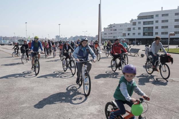 El grupo de ciclistas, en su salida desde la explanada de Poniente. 