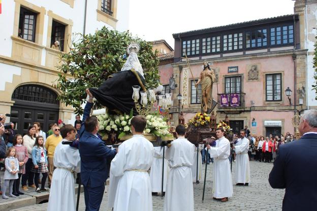 Nicolás Rodríguez retira el velo negro de María ante la imagen de Cristo Resucitado. 