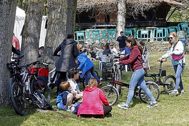 Muchos acudieron sobre dos ruedas aprovechando la promoción para entrar de forma gratuita. 
