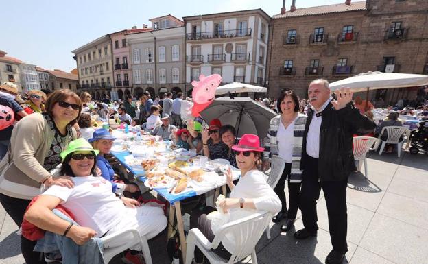 Comida en la Calle de Avilés | Ambiente festivo y gastronómico en la plaza de España. 