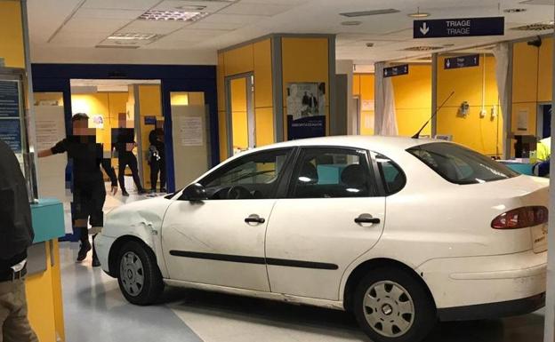 Entra con su coche en urgencias porque tenía que esperar