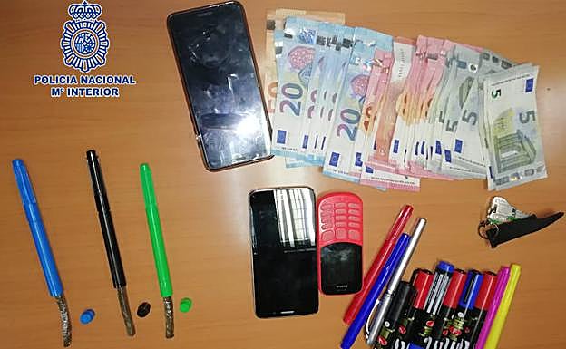 Material incautado al detenido. 