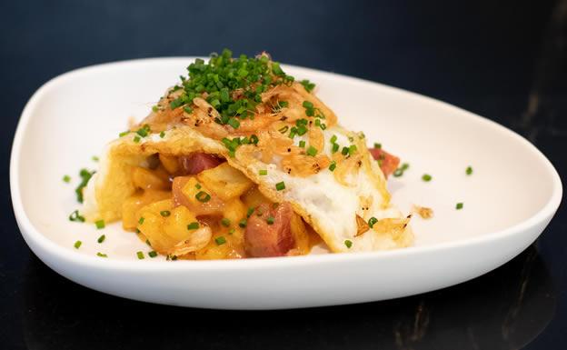 Tartar de atún, patatas y huevo frito