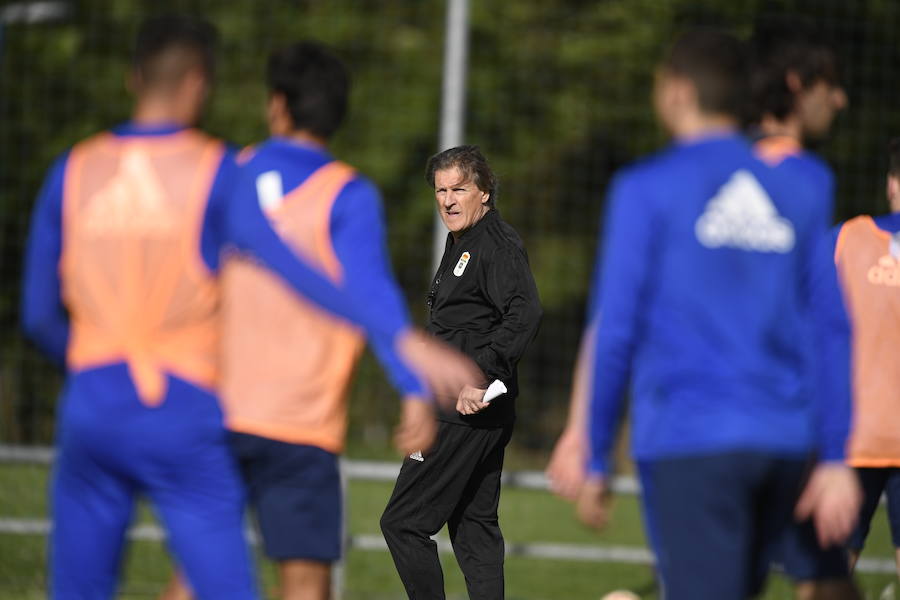 El nuevo técnico del Real Oviedo llegó a las instalaciones del club azul cuando caída una intensa granizada. Pero el tiempo amainó y permitió una sesión de entrenamiento intensa a los mandos del nuevo entrenador