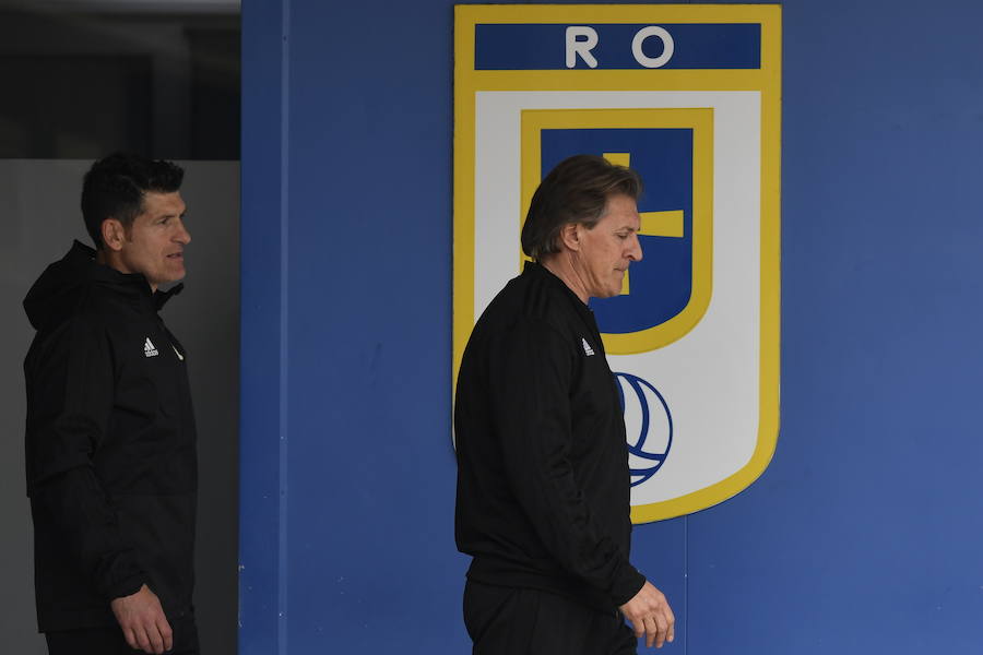 El nuevo técnico del Real Oviedo llegó a las instalaciones del club azul cuando caída una intensa granizada. Pero el tiempo amainó y permitió una sesión de entrenamiento intensa a los mandos del nuevo entrenador